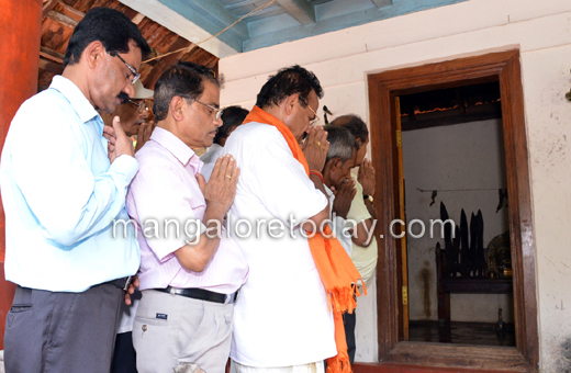 Sadananda Gowda in native place putter